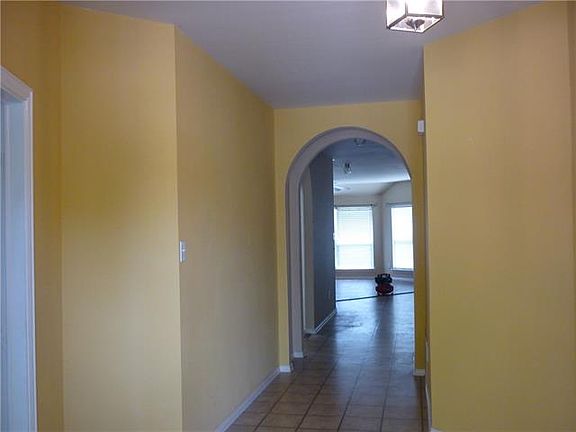 5th image of 405 Hilltop Dr