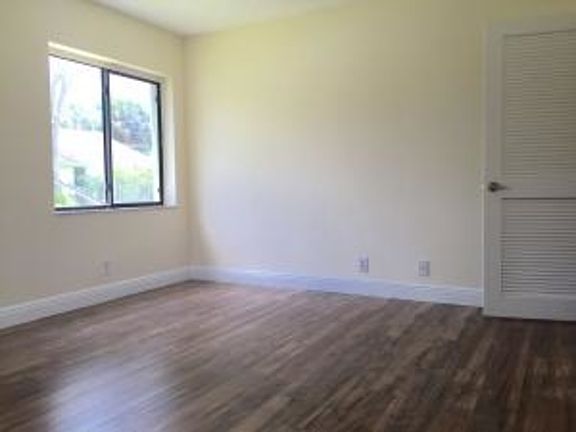 4th image of 4325 Palm Forest Dr N