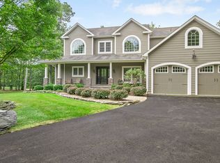 106 Pin Oak Cir, Hawley, PA 18428