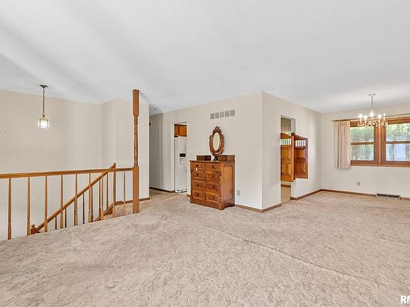 4th image of 2824 Carriage Hill Dr