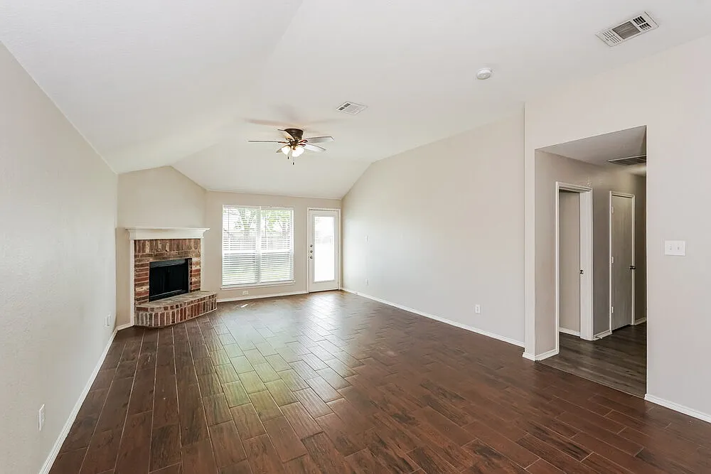 3 bed, 2.0 bath, 1525 sqft, $2,155 — Photo 4