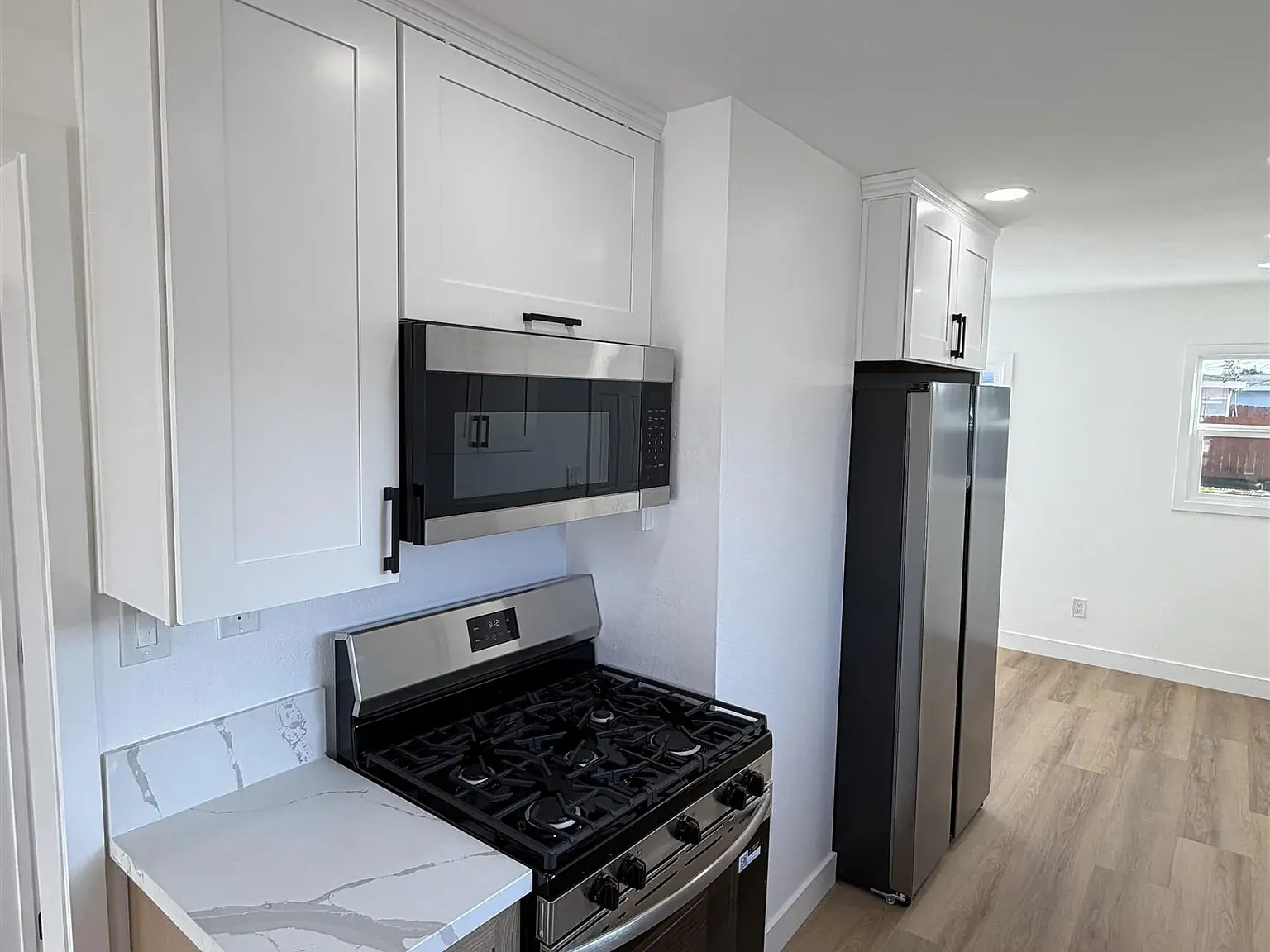 2 bed, 1.0 bath, 808 sqft, $2,795 — Photo 2