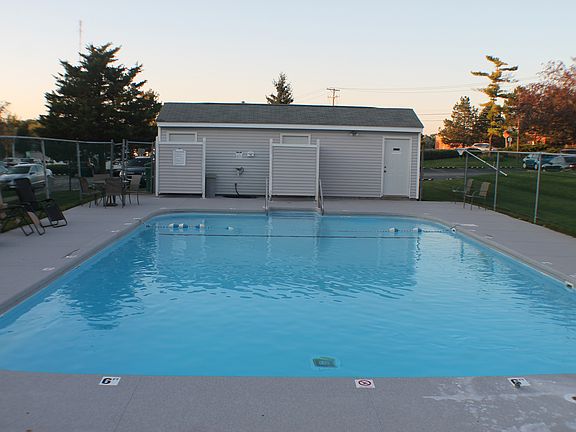 5th image of 451 Meadow Green Ln