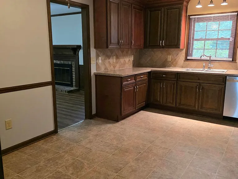 409 Rosewood Ln — Photo 9