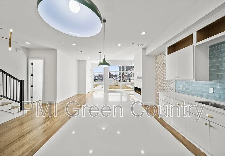 118 E Elgin St — Photo 13