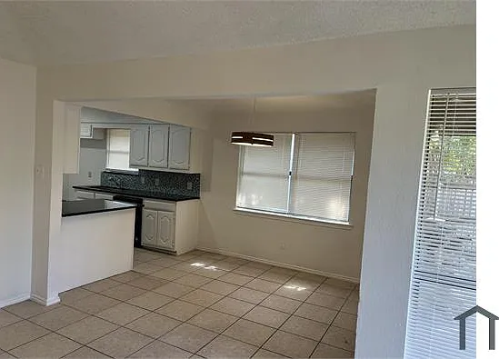 2 bed, 1200 sqft, $2,300 — Photo 4