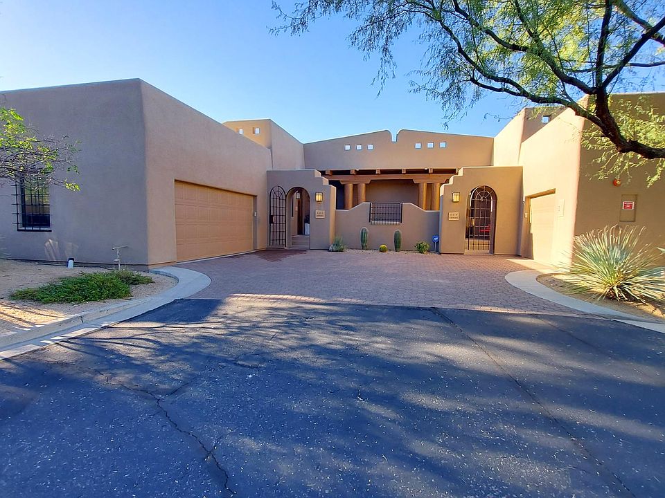 Main Condo & Junior Suite Entrance