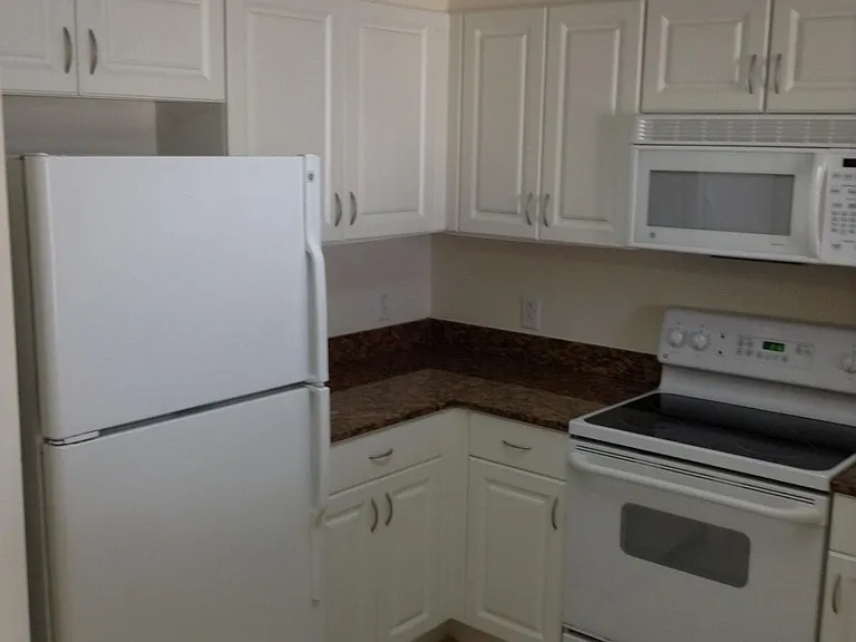 215 SW 42nd Ave #1005 — Photo 8