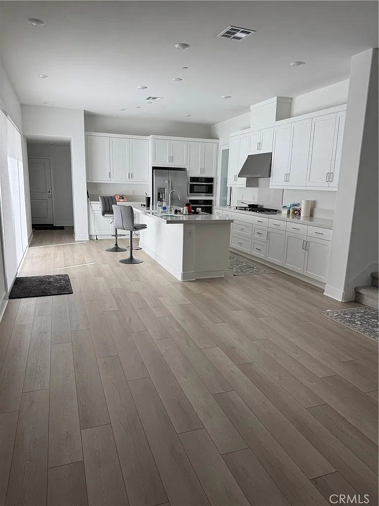4 bed, 4.5 bath, 3000 sqft, $5,975 — Photo 4