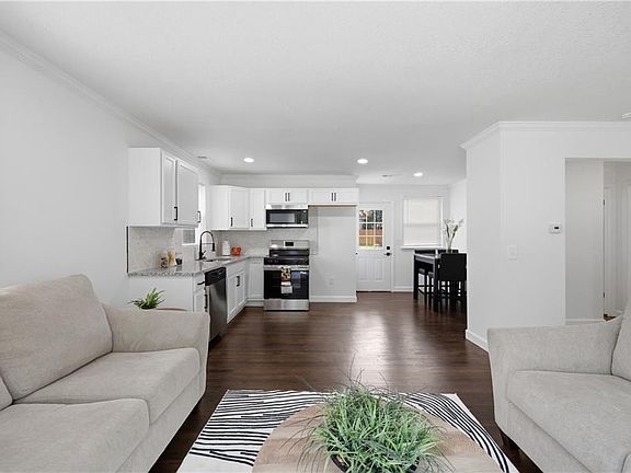 4th image of 4609 Lloyd St