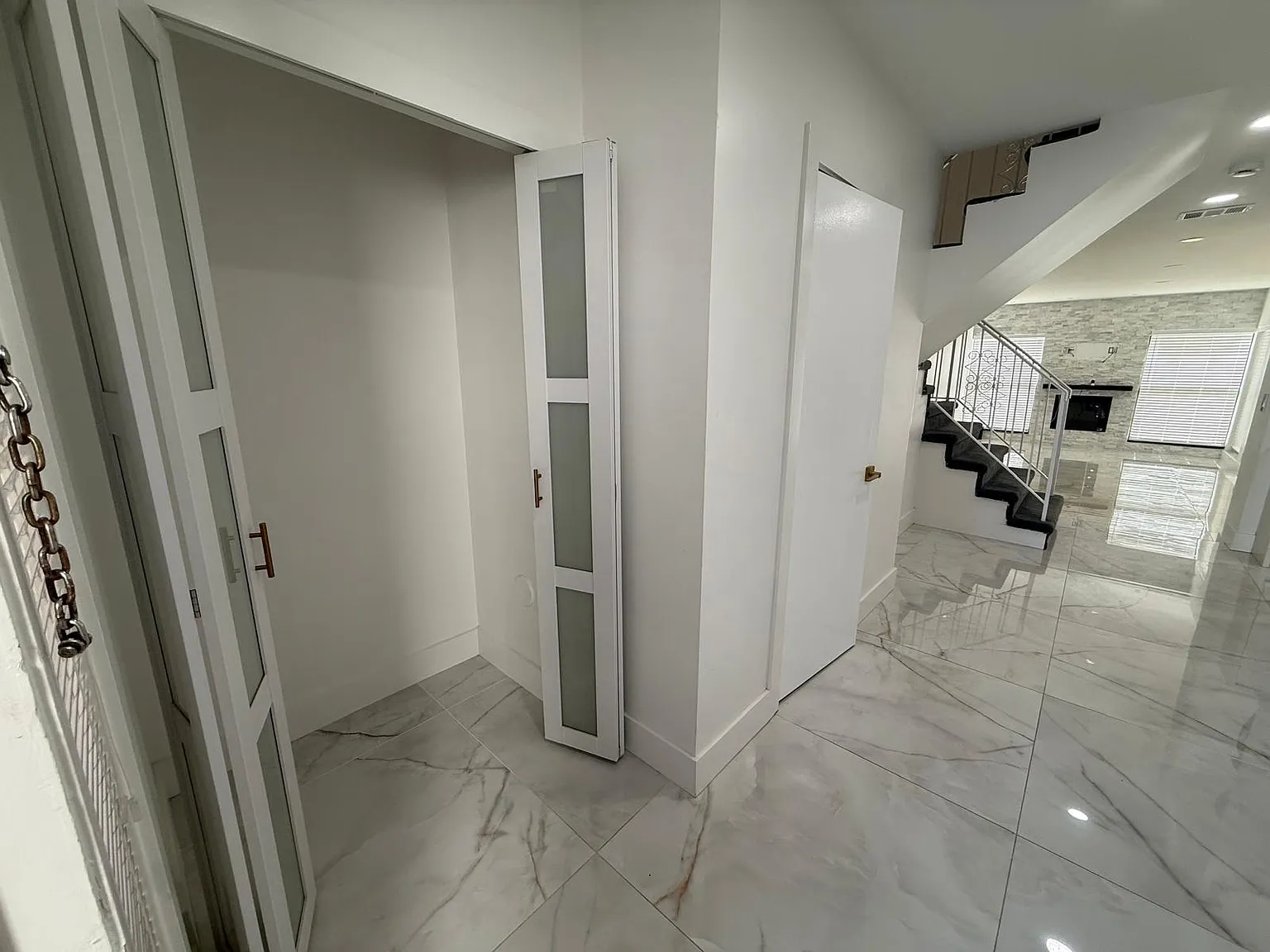 3 bed, 2.5 bath, 1576 sqft, $3,800 — Photo 3
