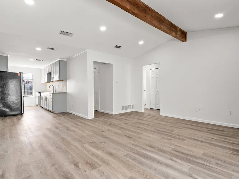 1907 Moonlight Dr — Photo 3