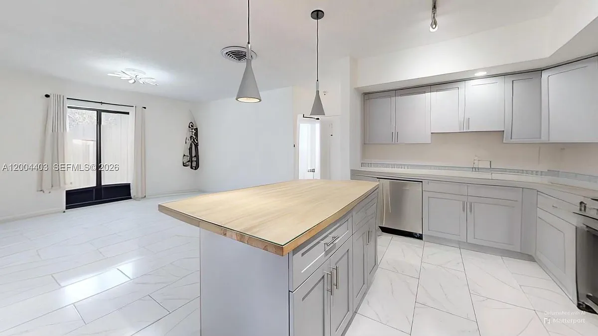 Building Photo - 220 SW 8th Ave #2