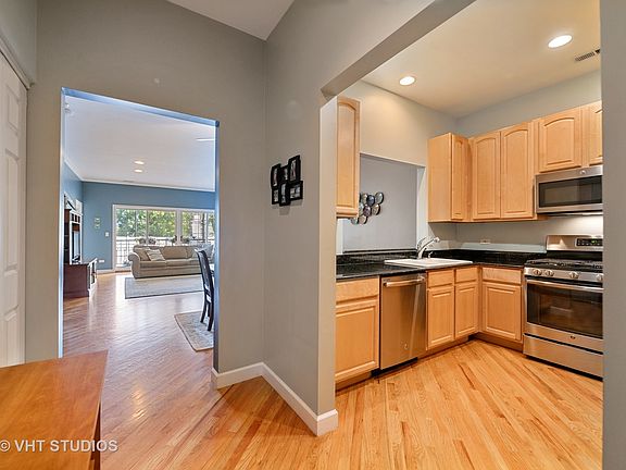 2nd image of 1047 W Belmont Ave APT 3R