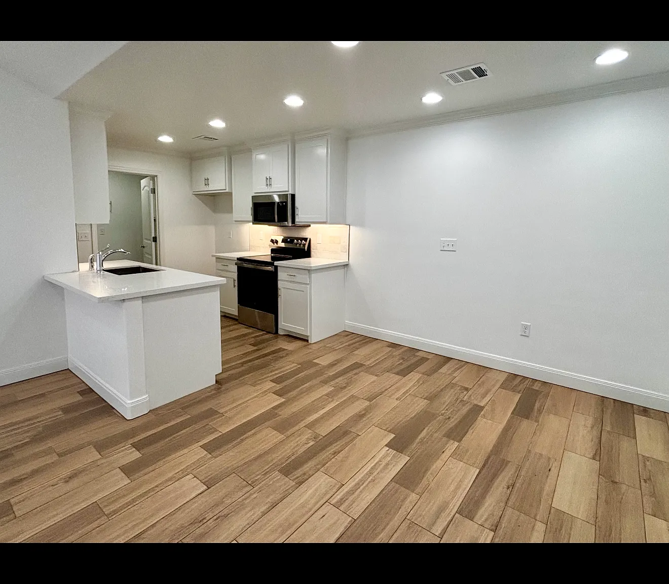 3 bed, 1285 sqft, $2,050 — Photo 2