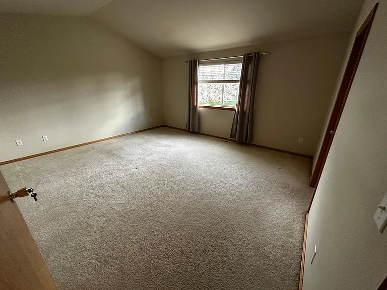 1519 Hemlock Ct — Photo 6