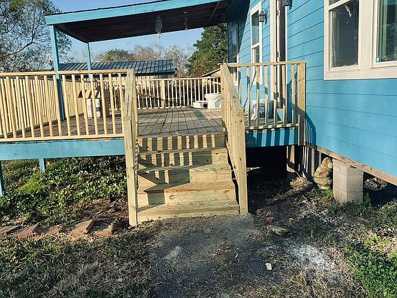 Great covered porch!