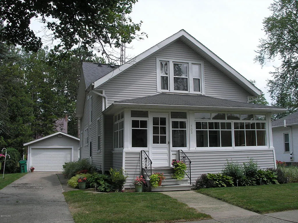 705 Elm St photo 1