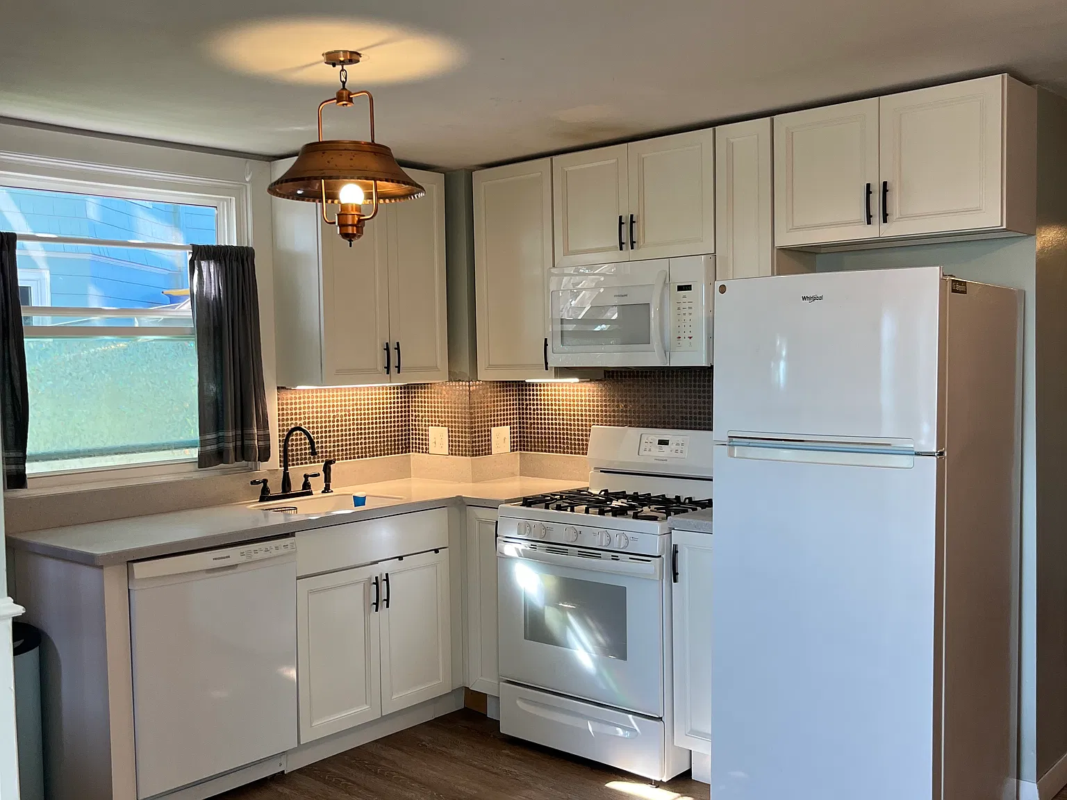 1 bed, 1100 sqft, $2,200 — Photo 2