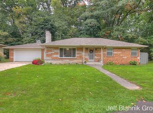 1060 Maplegrove Dr NW, Grand Rapids, MI 49504