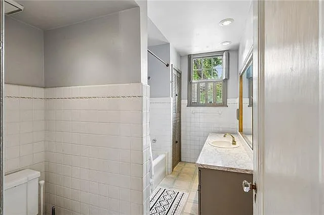 7018 S Claiborne Ave — Photo 11