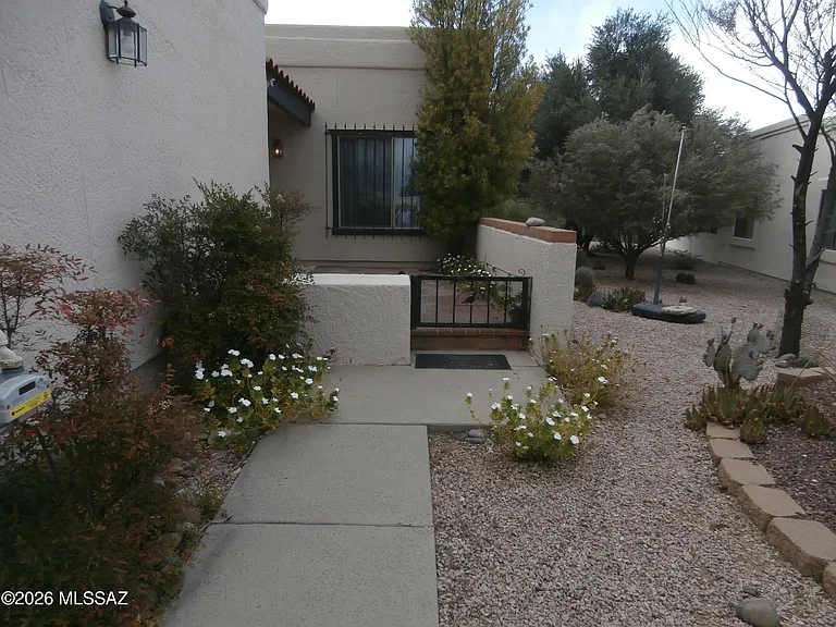 870 W Calle De Emilia — Photo 4