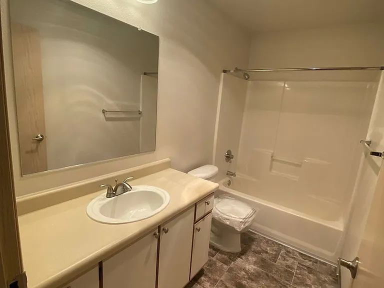 Sunrise Pointe Apartments — Photo 64