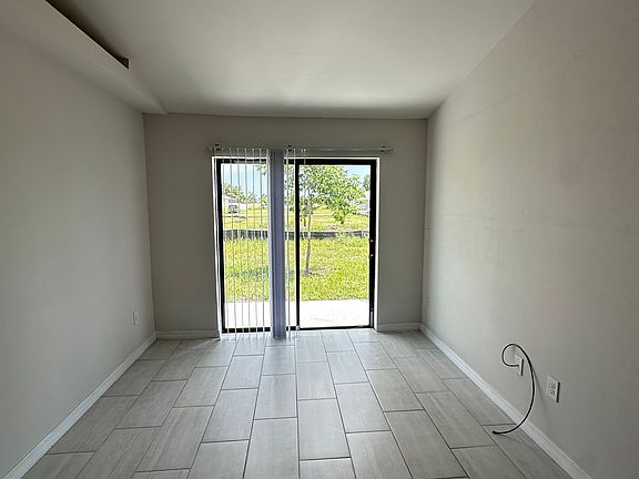 3rd image of 606 SE 8th St #606