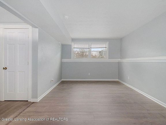 3rd image of 858 E Greenlawn Ave #A