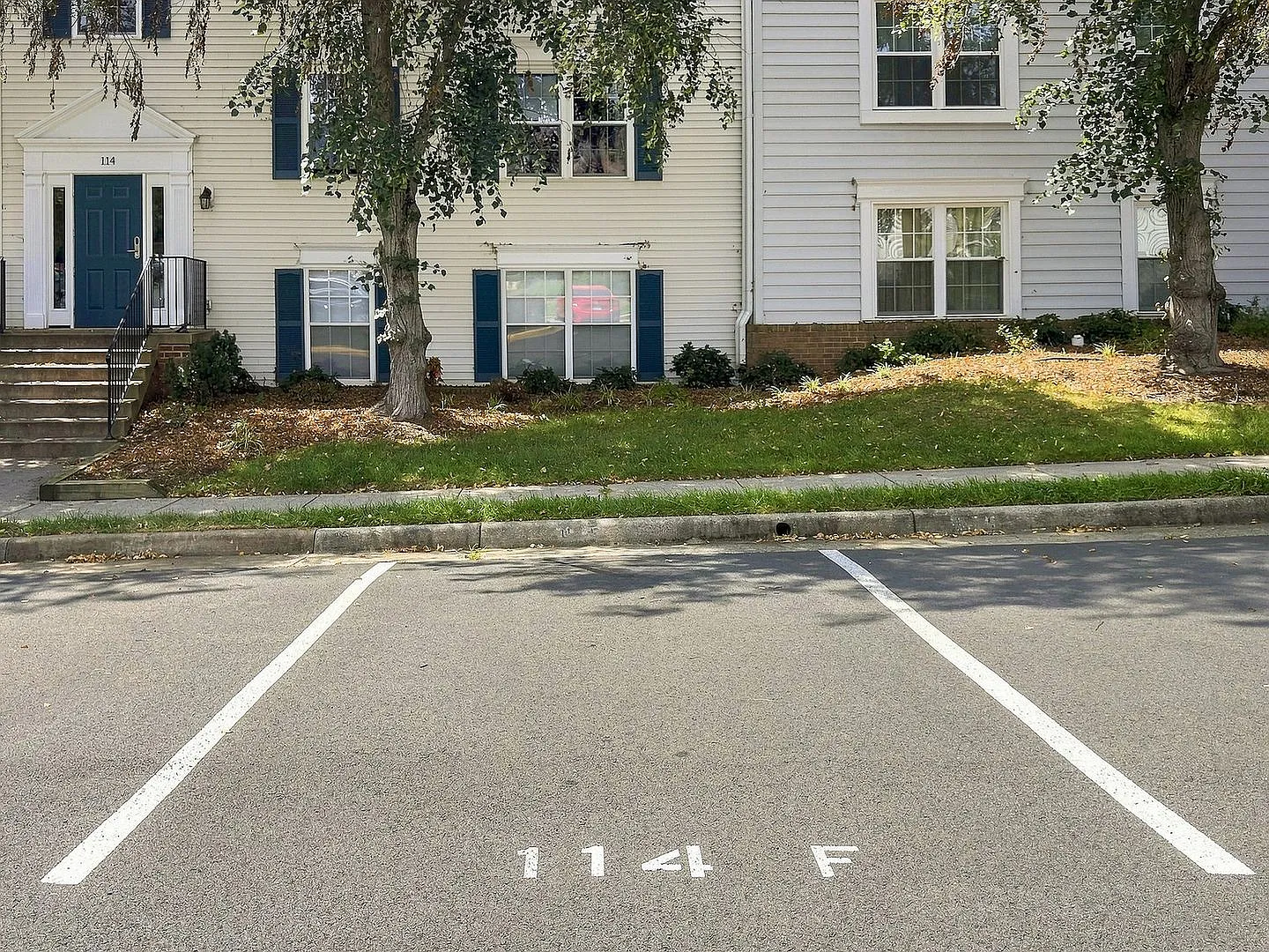 Charming Top-Level 2BR/2BA Condo in the Heart of Leesburg — Photo 4