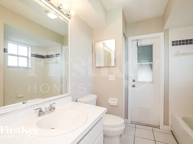 2116 NE 25th St — Photo 17