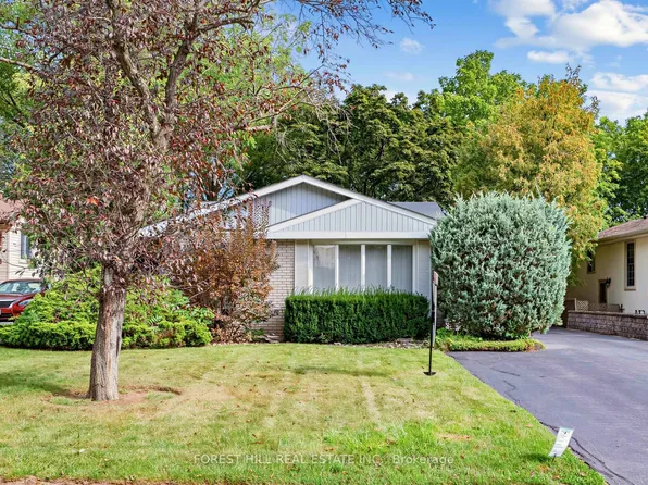 56 Little John Rd, Hamilton, ON L9H 4G7