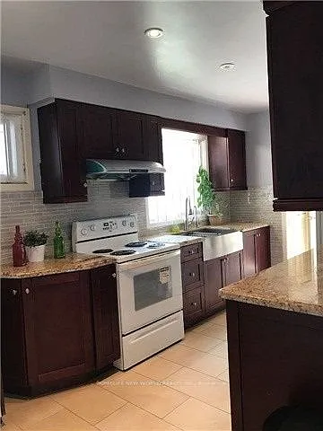 26 Glendower Cir #UPPER FLOOR — Photo 3