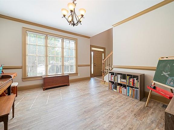 4th image of 18 Creekview Dr