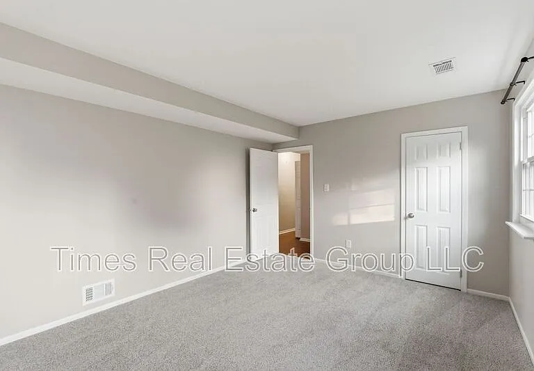 136 Brookfield Ct — Photo 26