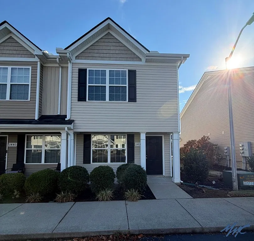 2 bed, 2.5 bath, 1128 sqft, $1,425 — Photo 1