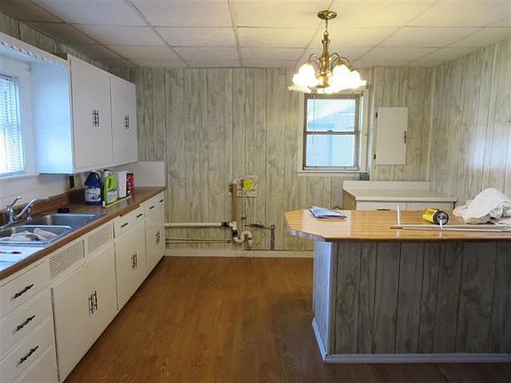 3rd image of 102 E Virginia St