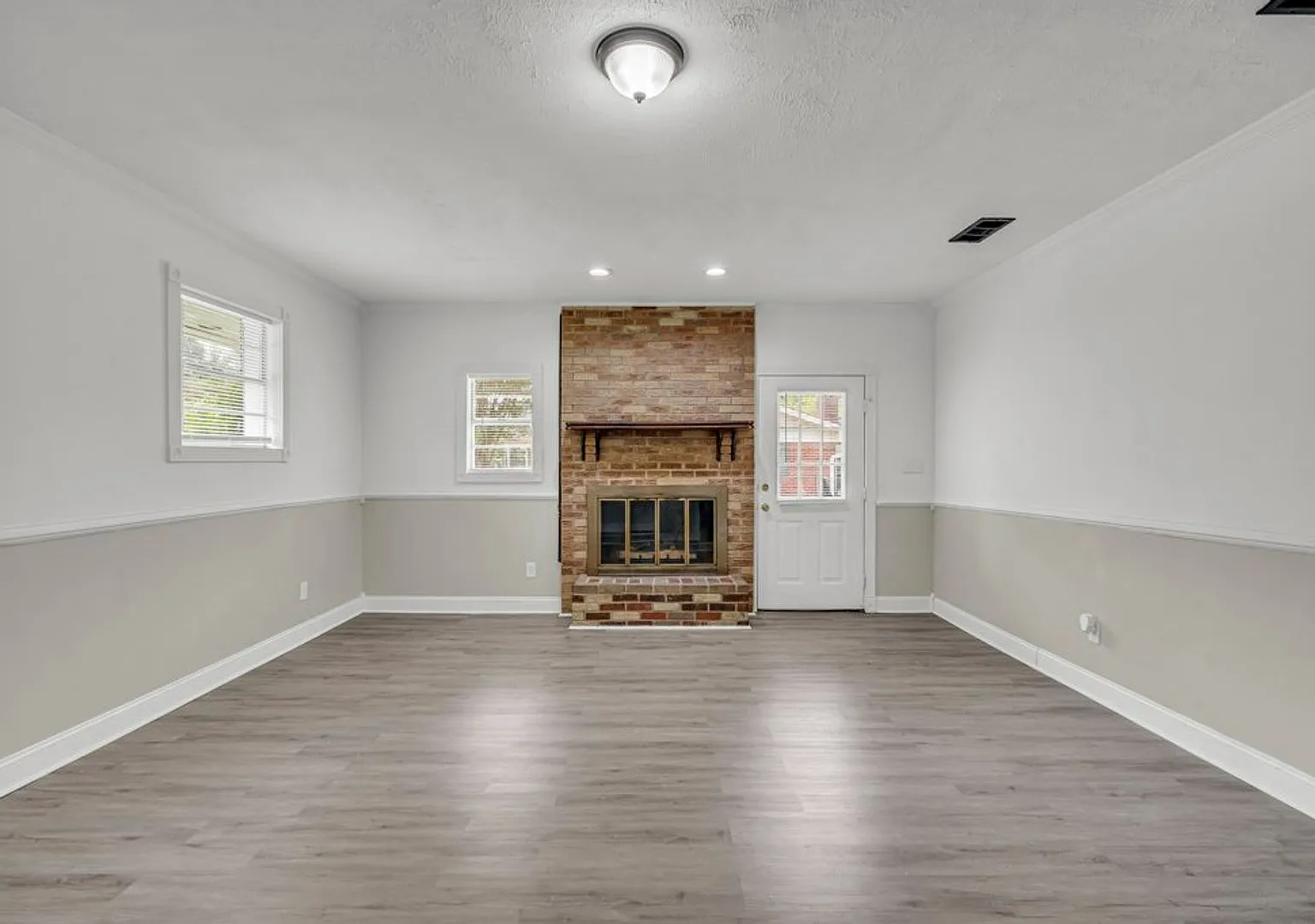 Renovated 3 Bedroom 2 Bath Home for Rent with Detached Garage! — Photo 2