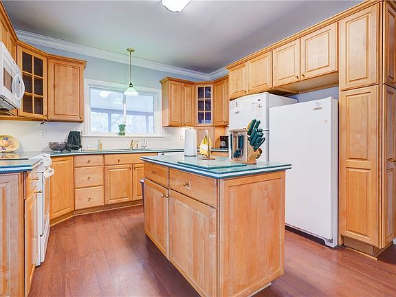 2nd image of 174 Rosedale St