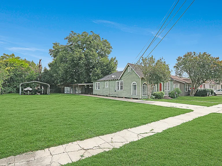 610 Avenue B — Photo 21