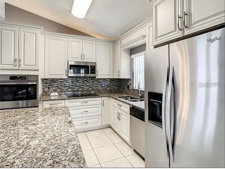 9655 Hollyhill Dr — Photo 4