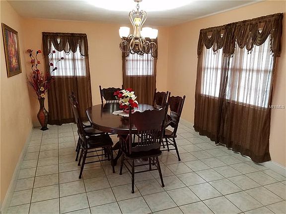 4th image of 927 Foxdale Ave