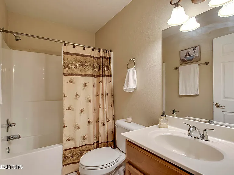 Family Bathroom with tub