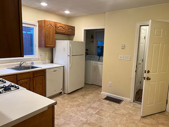 3rd image of 110 Knoll St #1