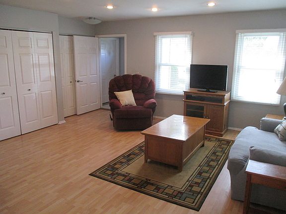 3rd image of 739 Woodside Dr