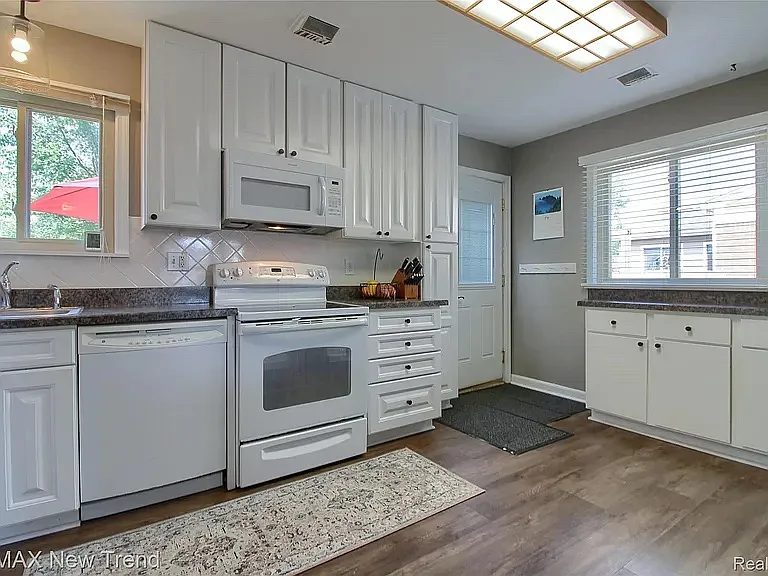 254 Harvard Ave — Photo 7