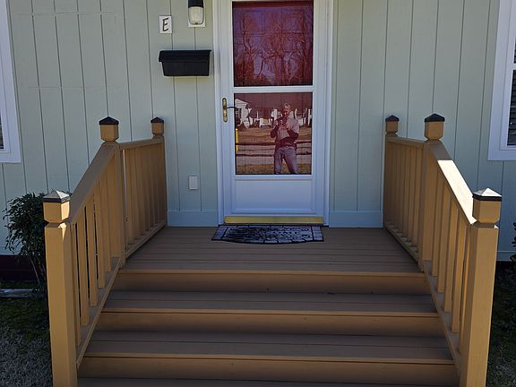 2nd image of 105 Oakwood Dr #E