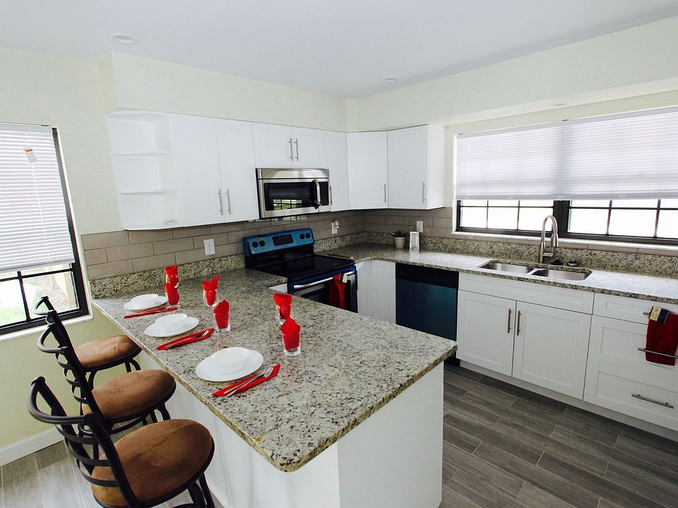 Remodeled kitchen w granite 