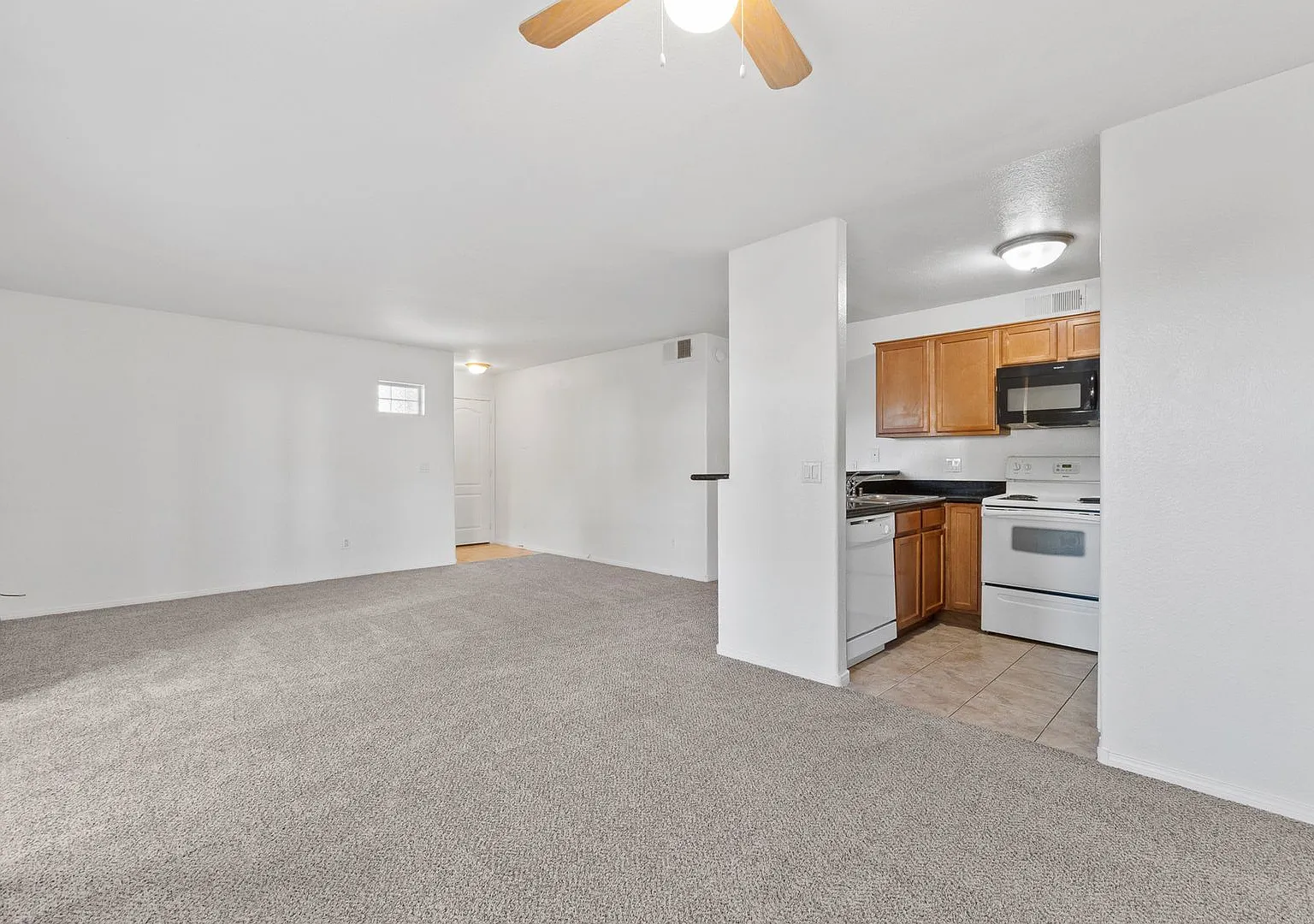 Bright 3-Bedroom Condo in The Lakes with Community Pool & Spa! — Photo 4