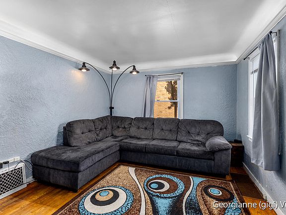 3rd image of 132 W 32nd St